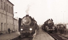 Parowozy Ol49 i Pt47 na stacji w Białymstoku, 1975. Fot....